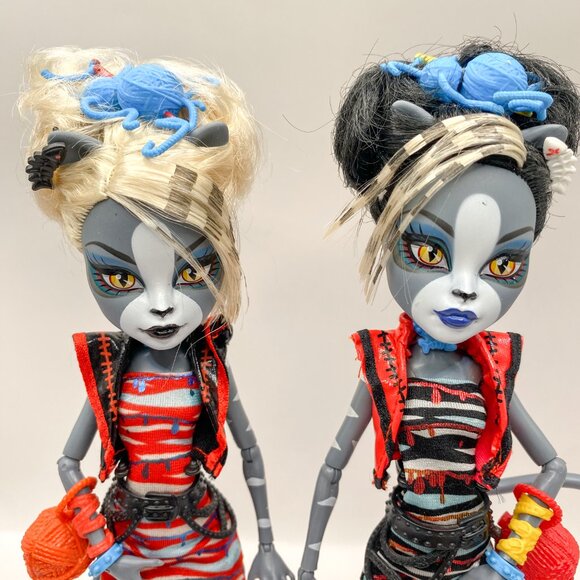 Monster High Zombie Shake Meowlody & Purrsephone – Complete 2-Pack w/ Stands - Picture 3 of 6